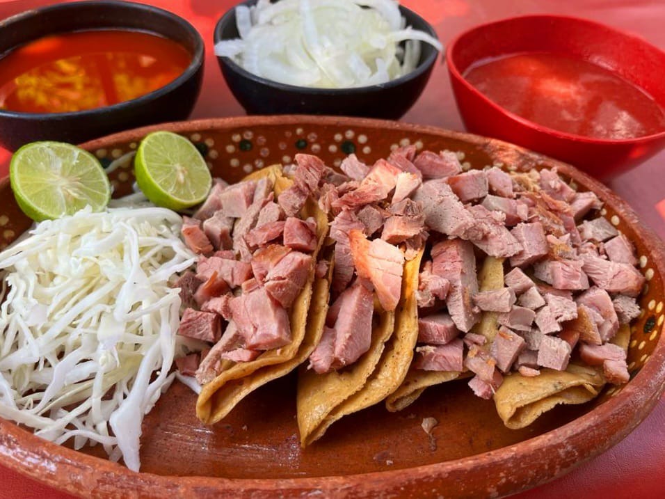 Taco dorado con carne.