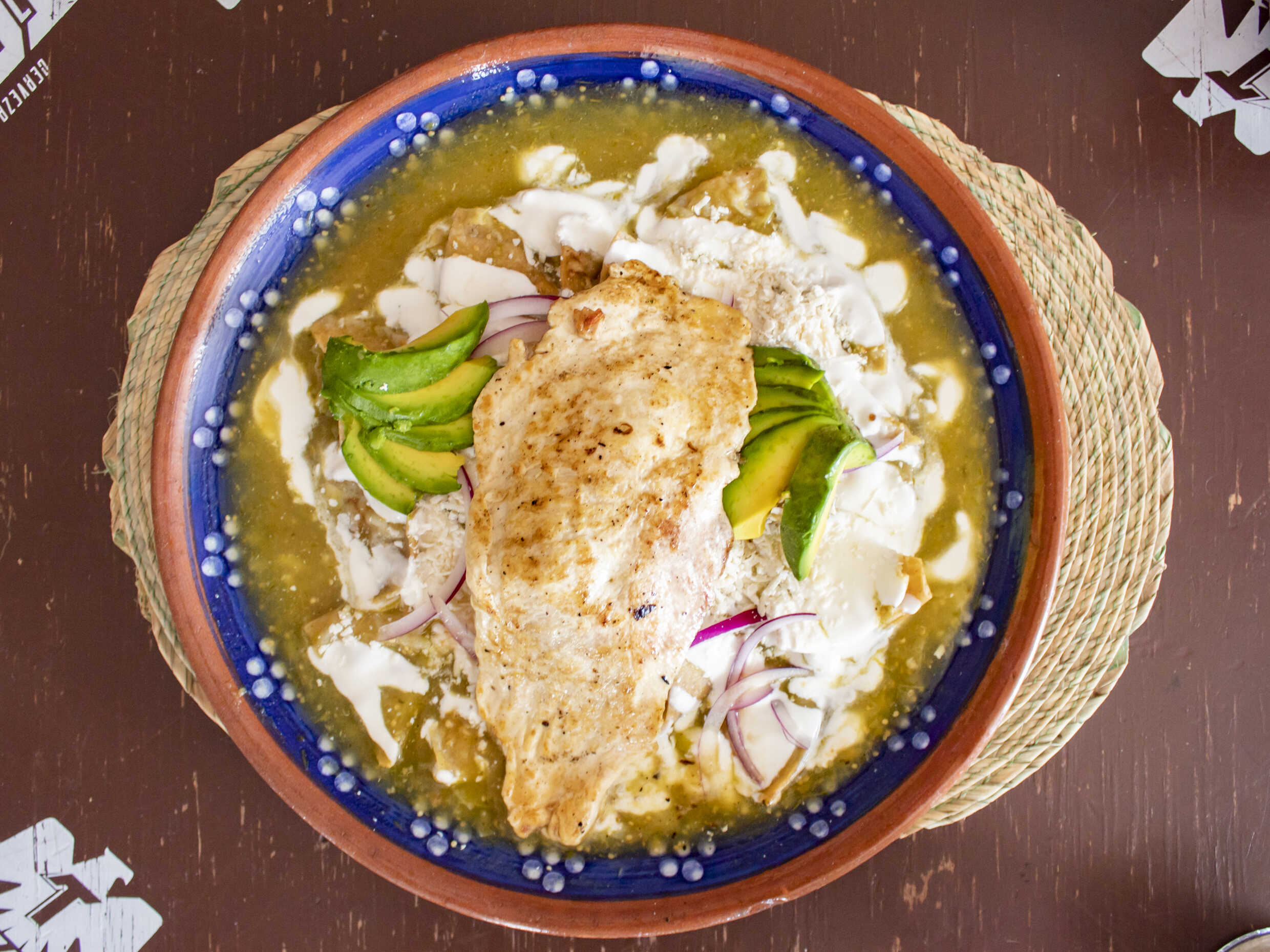 CHILAQUILES CON POLLO + BEBIDA GRATIS