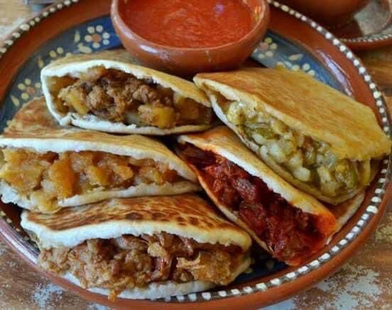 3 gorditas +1refresco familia Pepsi 400 ml