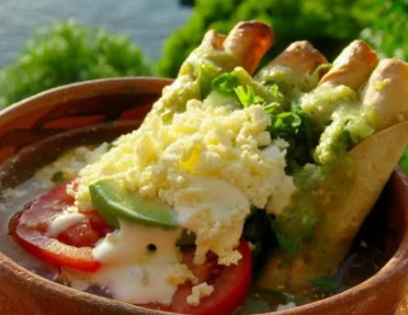 Tacos Dorados con Consomé 5 pzas