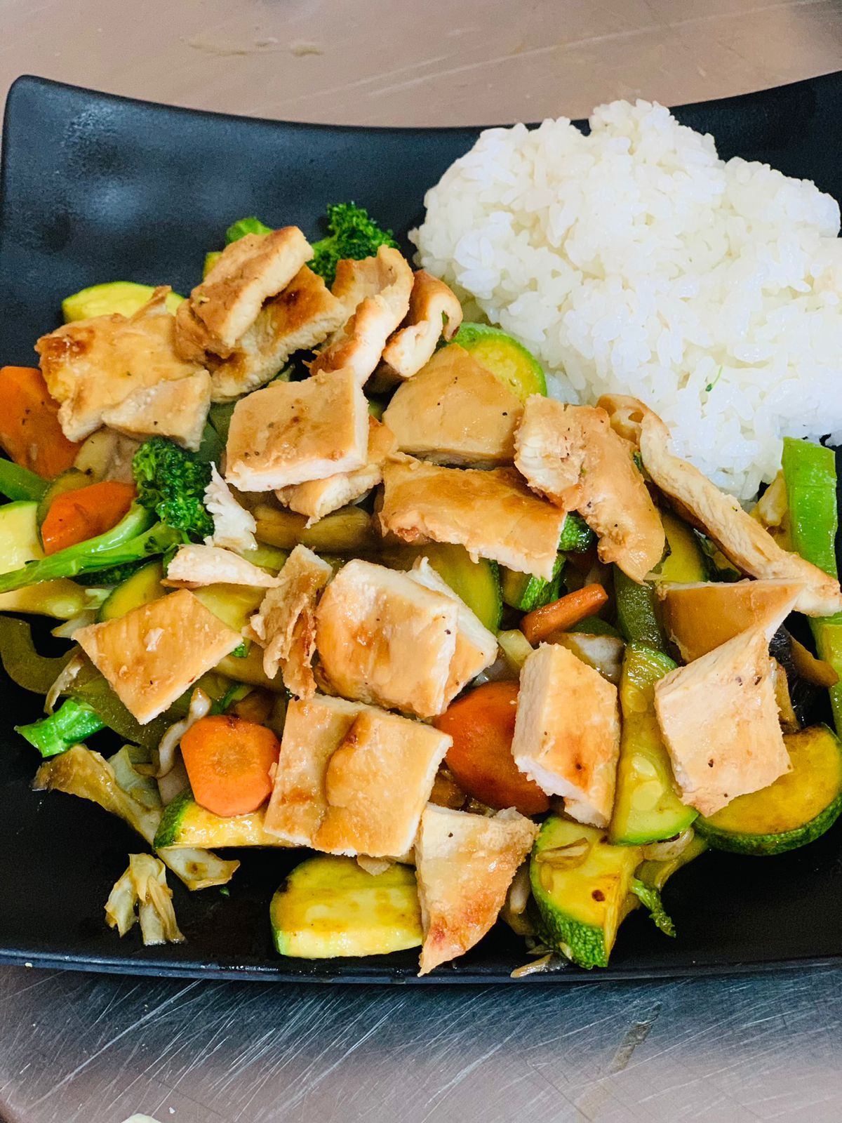 Tepanyaki Pollo + Medio Sushi Empanizado