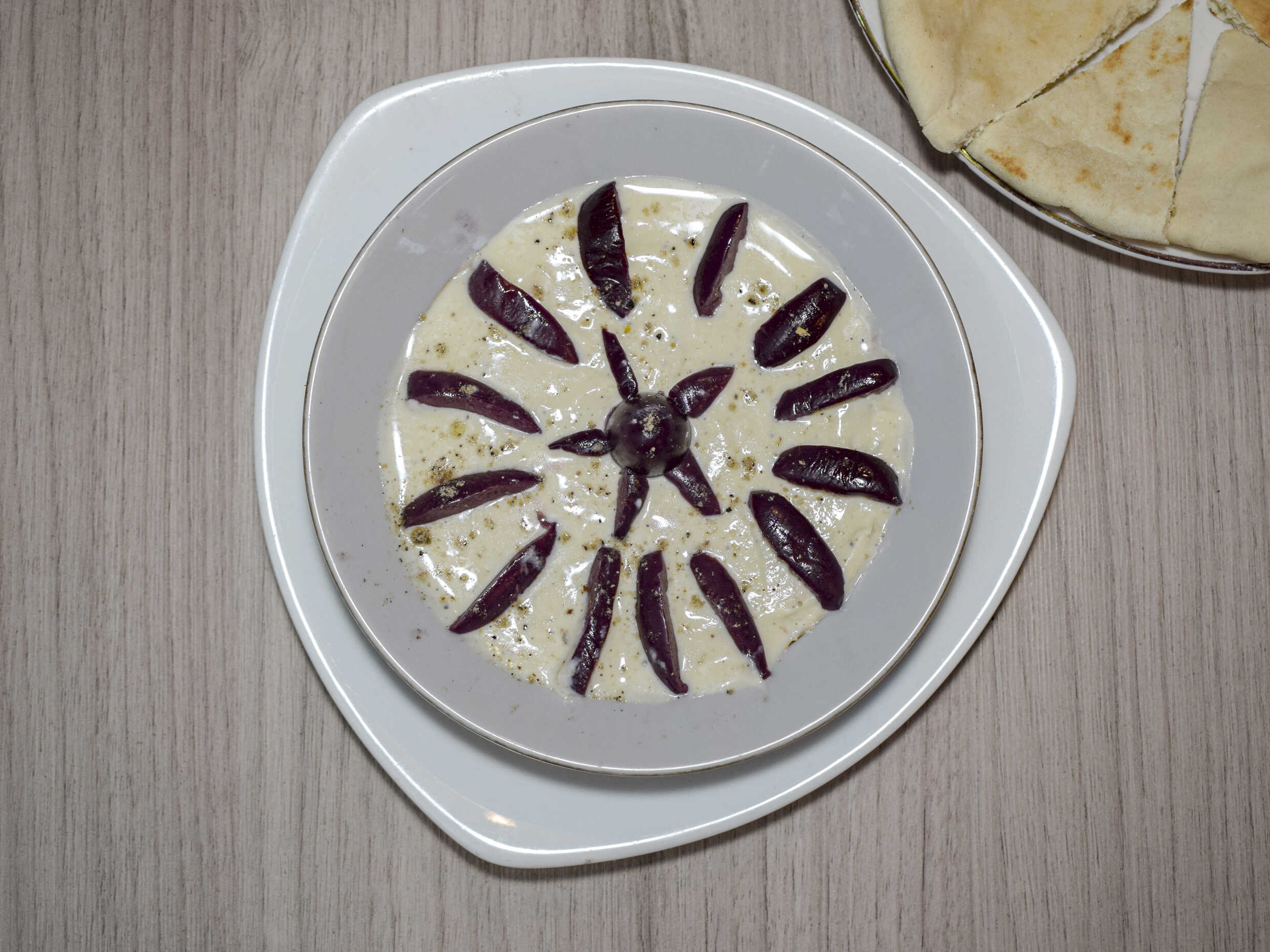 Labneh con Aceitunas Negras