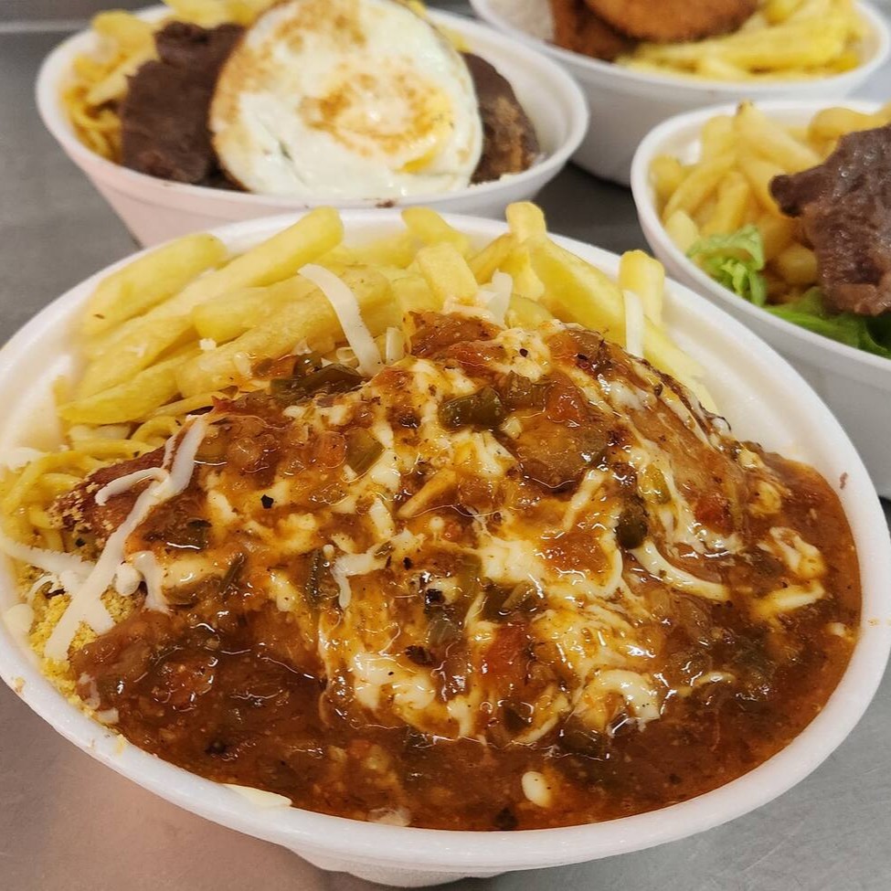 Feijão, arroz, macarrão, farofa, frango parmegiana (Com queijo e molho da casa) e complemento(s). Personalize com complementos especiais.