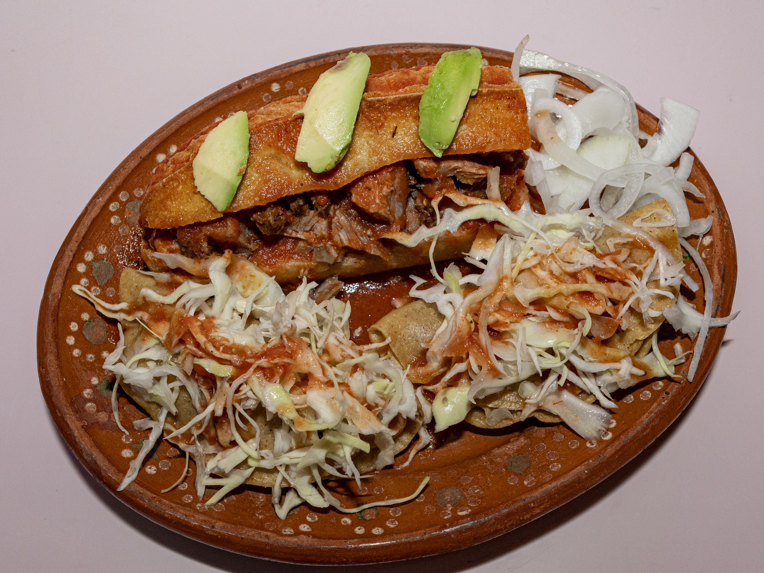 1 torta de carnitas y 2 tacos dorados sencillos