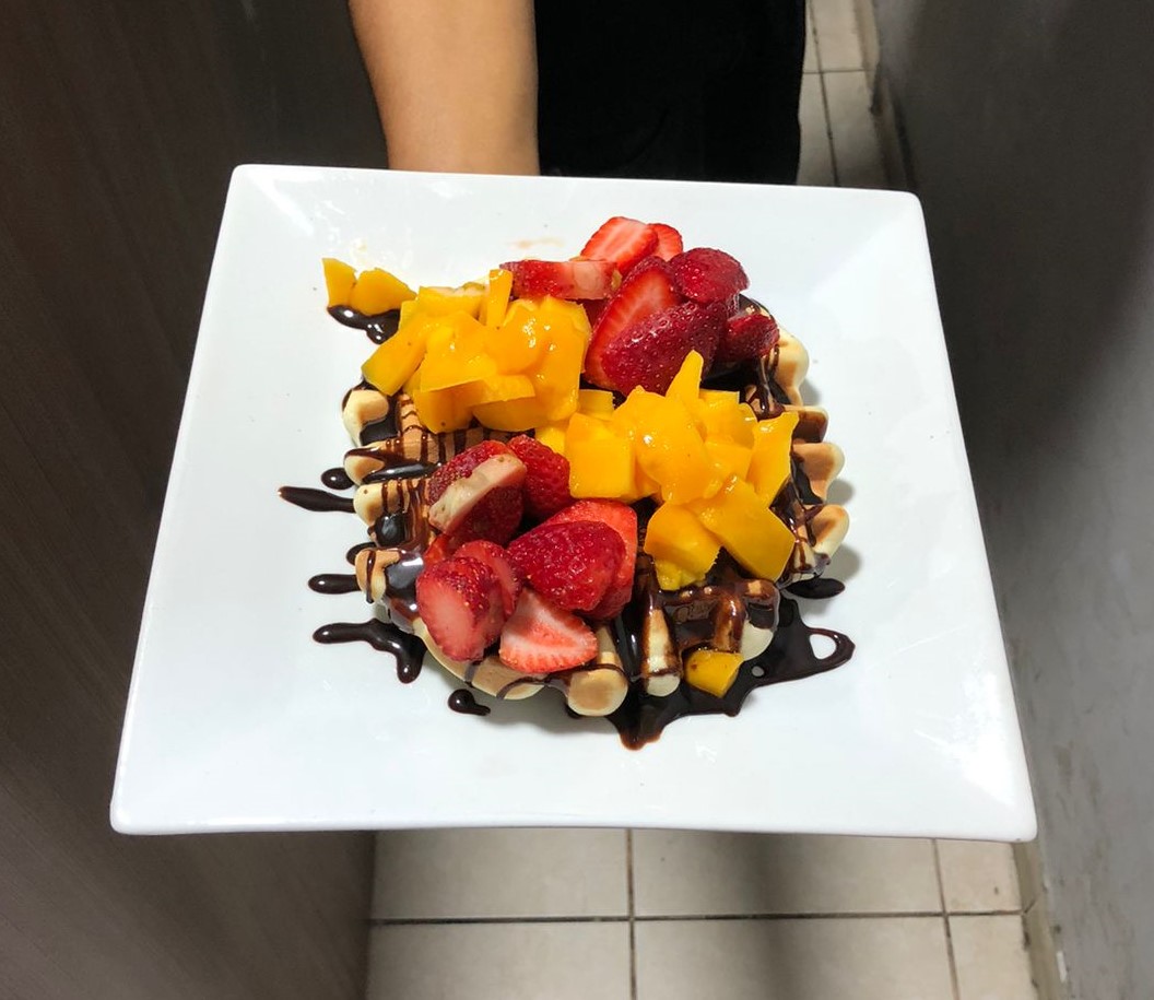 Waffles con Fudge y 2 Frutas