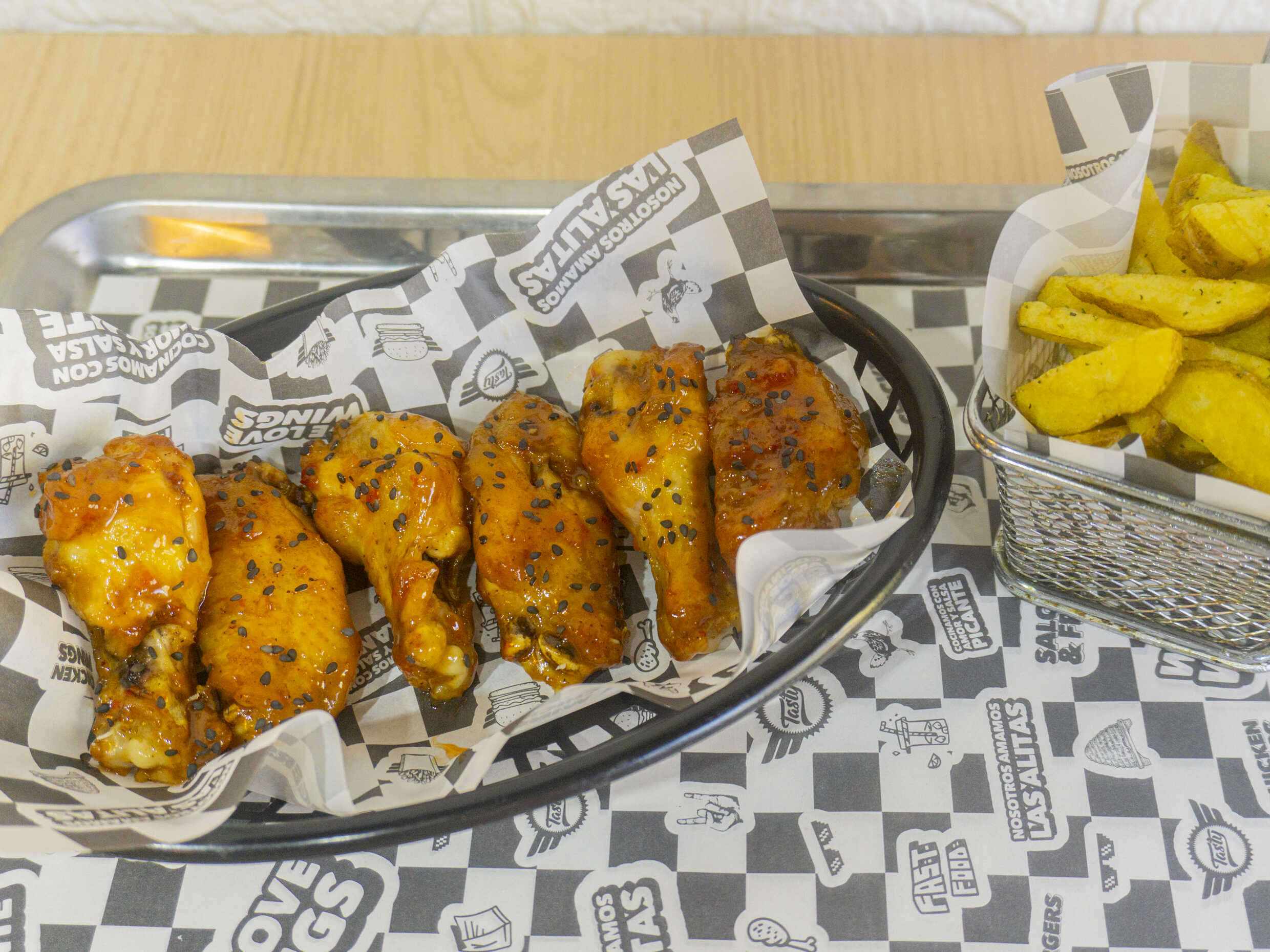 Combo Hot Wings Thai con Papas Tasty