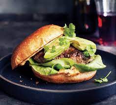 Hamburguesa 100% res con aguacate y queso fundido