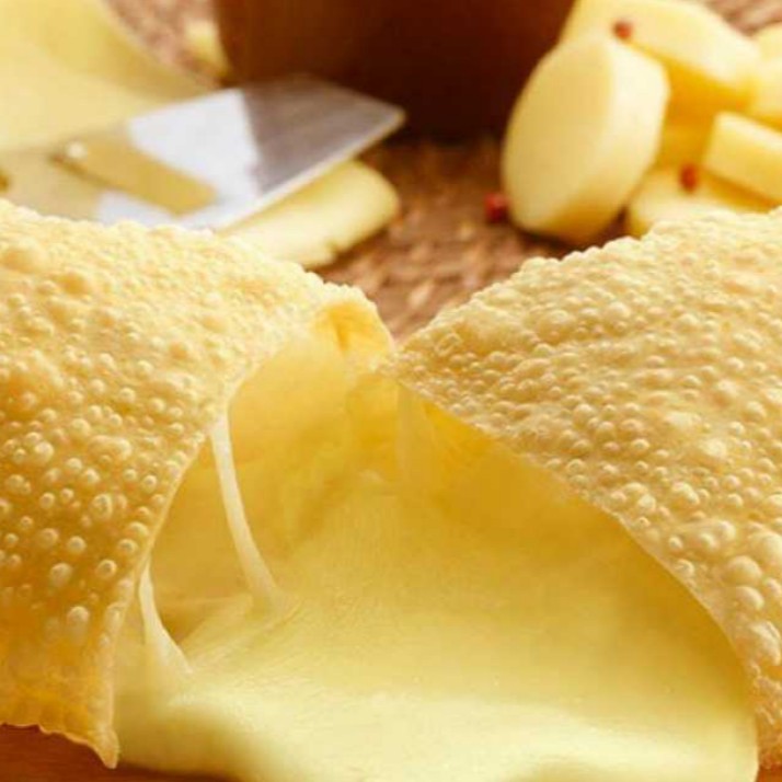 O clássico pastel de queijo: crocante por fora, recheio cremoso e sabor irresistível. Experimente essa delícia brasileira!