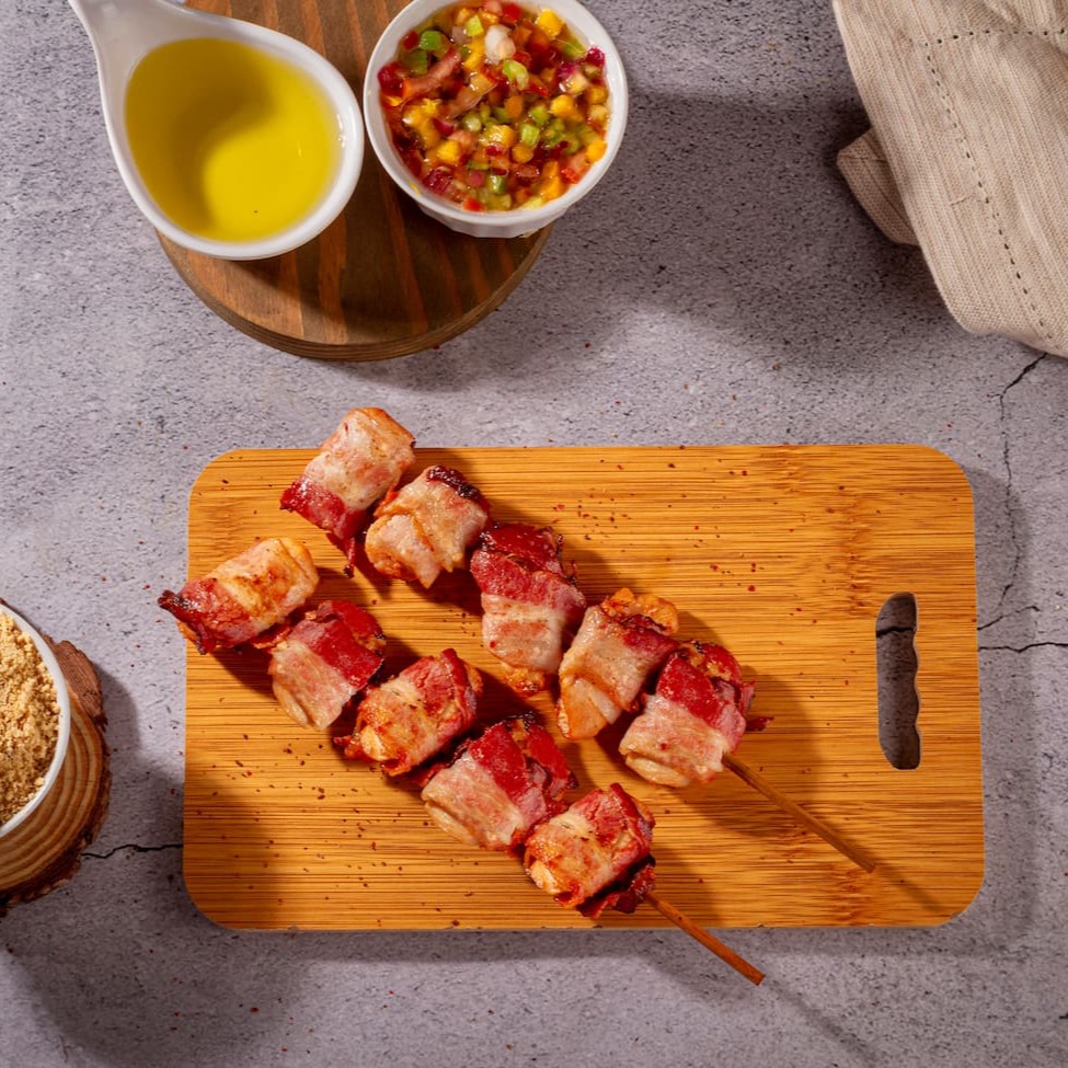 Experimente o irresistível espeto de Medalhão de Frango envolto em uma deliciosa fatia de bacon. Esta combinação perfeita oferece um sabor suculento e uma textura crocante que vai encantar seu paladar. Ideal para petiscos, combos ou para um churrasco especial, o espeto é uma opção de comida caseira que une a qualidade do frango com a intensidade do bacon.