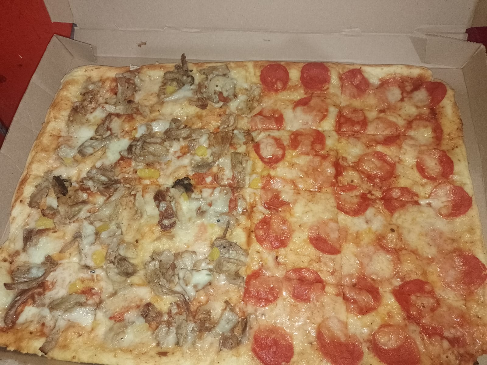 Pizza Cuadrada MItad Súper Árabe Mitad Peperoni