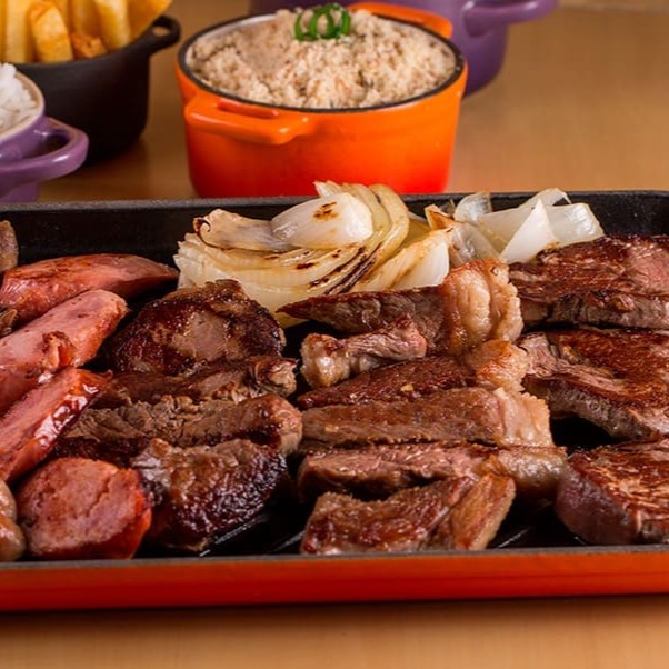 Vai tudo separado! Misto de Carne para 2 Pessoas com arroz, maionese, farofa e vinagrete. Carne (contra filé, frango e linguiça).