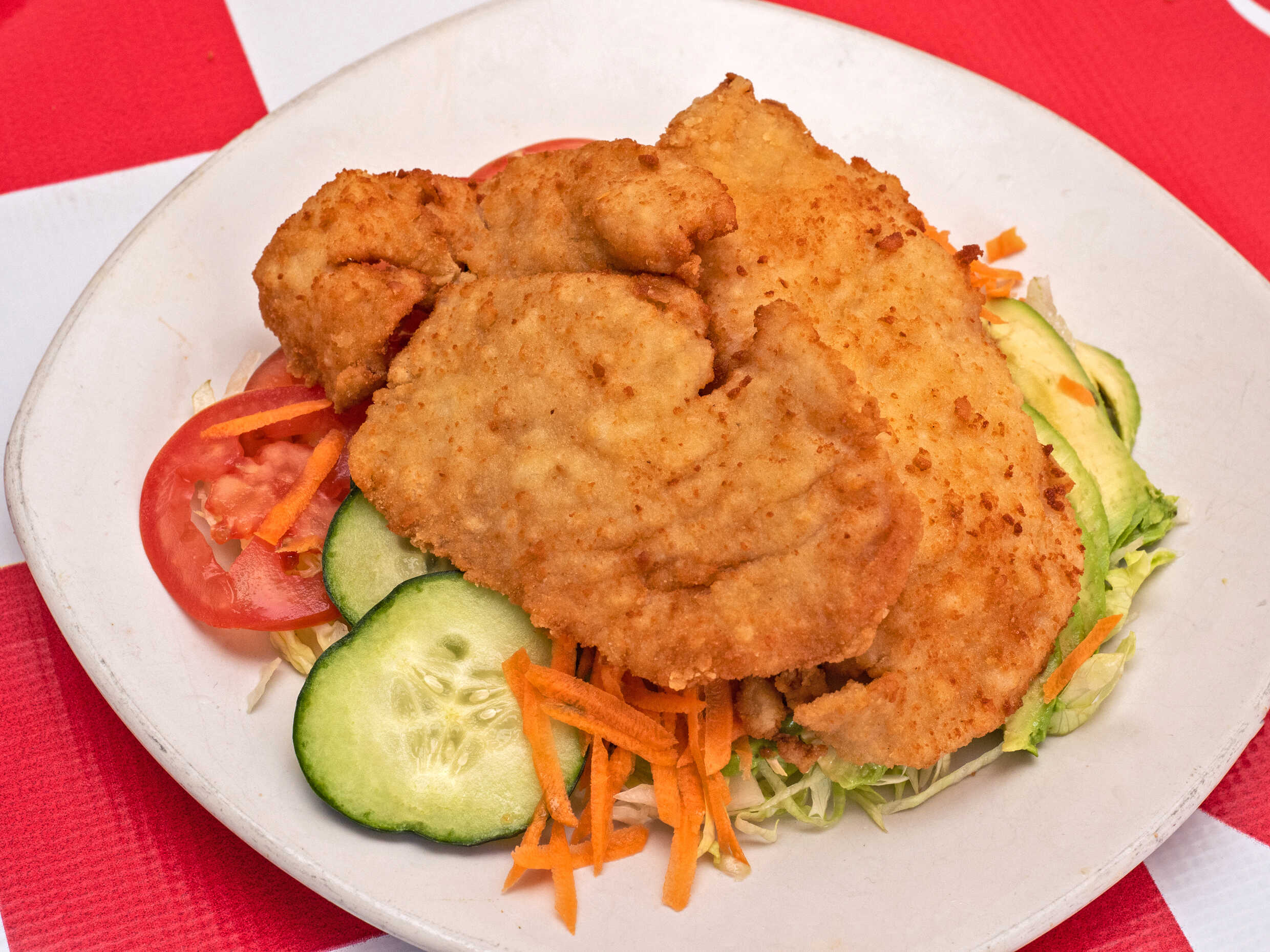 Ensalada mixta con milanesa de pollo