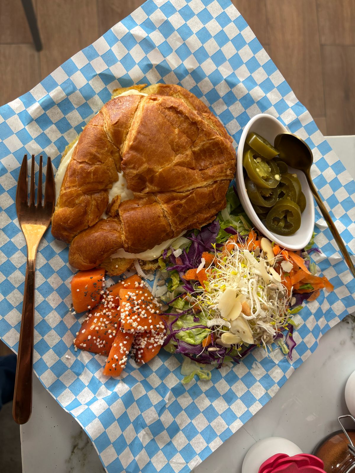 Croissant Relleno de jamón y quesos + Ensalada