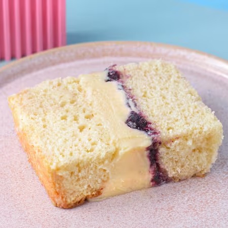 Delicioso bolo pão de ló baunilha bem molhadinho com muito recheio de Leite Ninho e Geleia artesanal de Frutas Vermelhas.