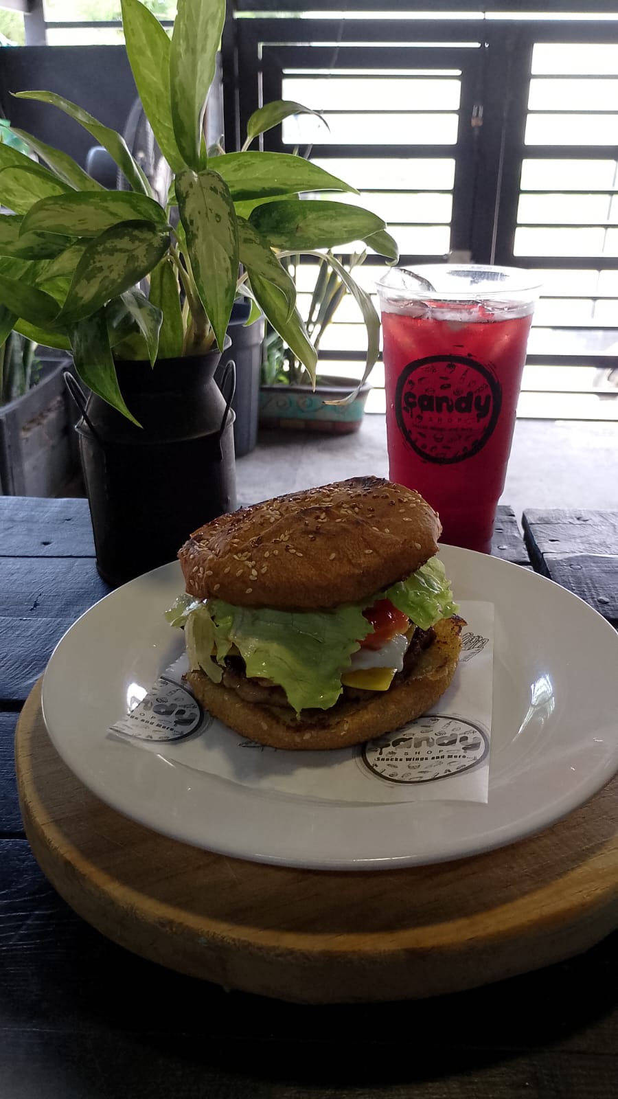 Hamburguesa de Res + Agua 1 Lt