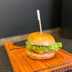 Pão brioche, blend 150 gr, queijo cheedar derretido, cebola caramelizada, alface, molho da casa..