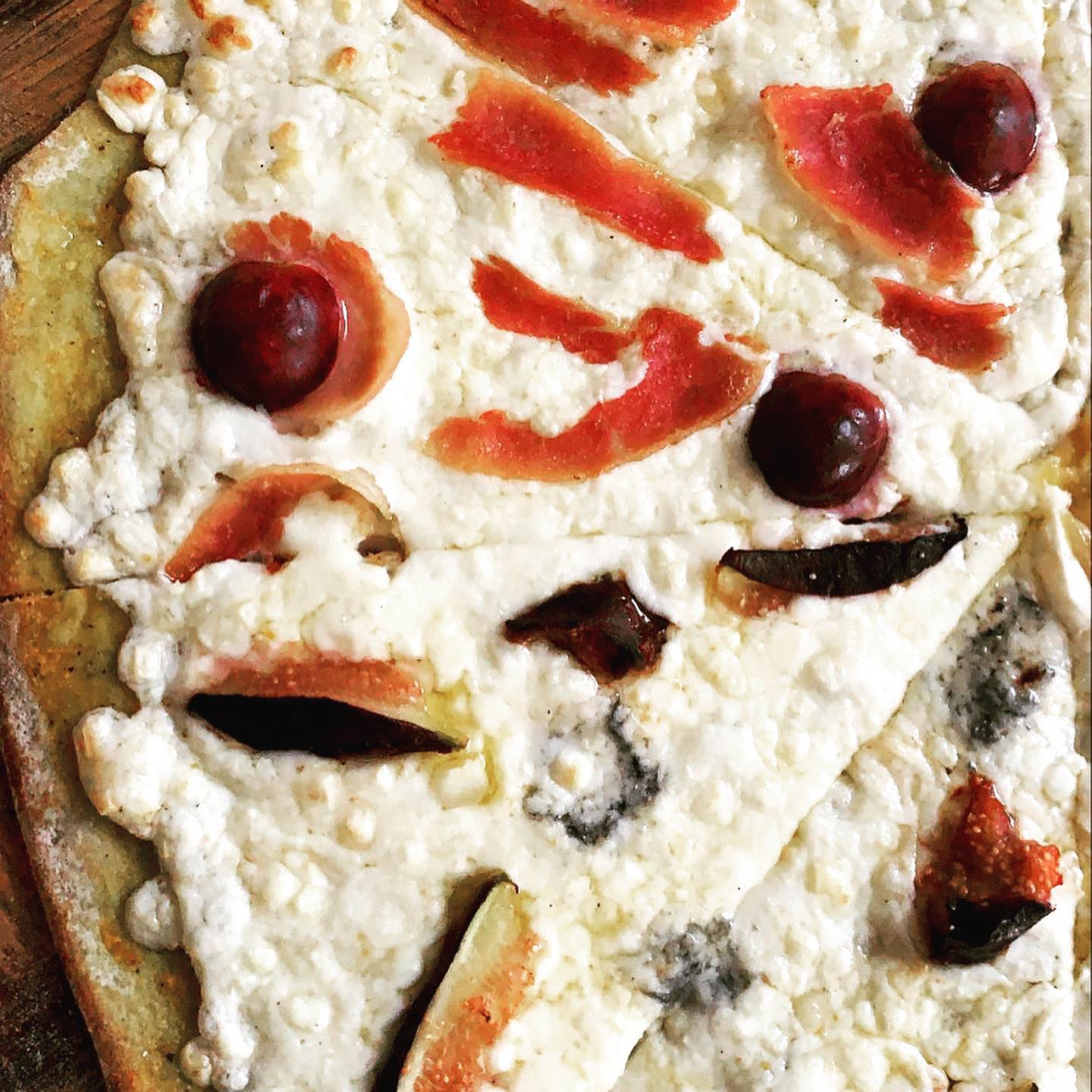 Pizza Jamón Serrano con Uva