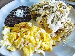Chilaquiles Verdes con Huevo Revueltos