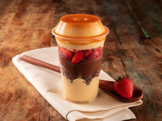 Creme de galak, Brownie, Creme de chocolate, Morango Picados, Creme de galak finalizado com Pudim 1 unidade. 500 gr. 400 ml.