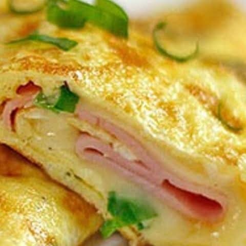 Delicioso Omelet de queijo leve, saboroso e saudável acompanhado de arroz e feijão mais dois acompanhamentos