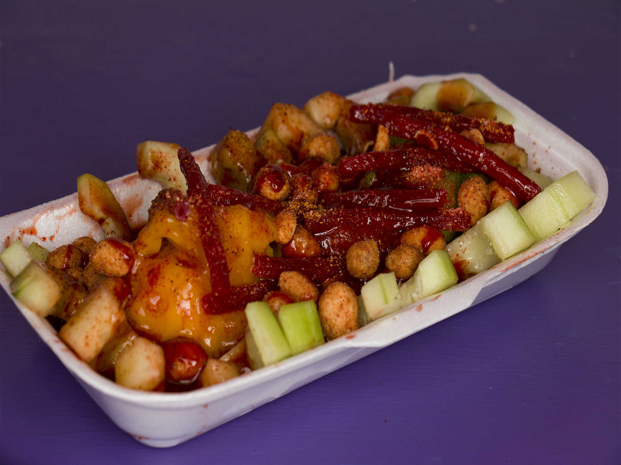 Pepino Split Bañado con Pasta Chamoy
