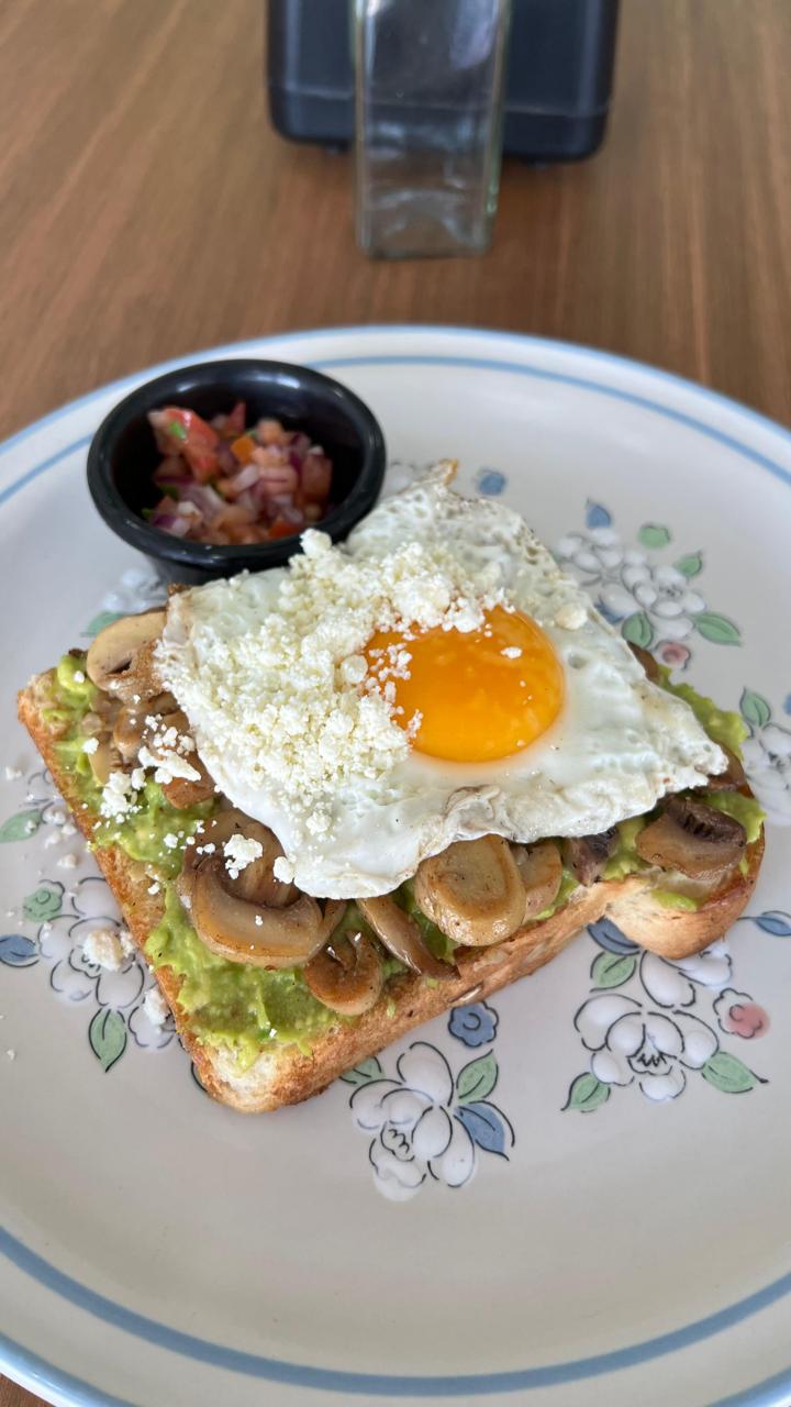 Toast de Aguacate con Champiñones