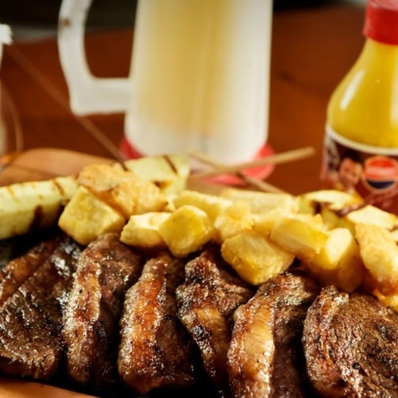 06 bifes de picanha, 02 espetos de queijo coalho e 01 porção de aipim frito