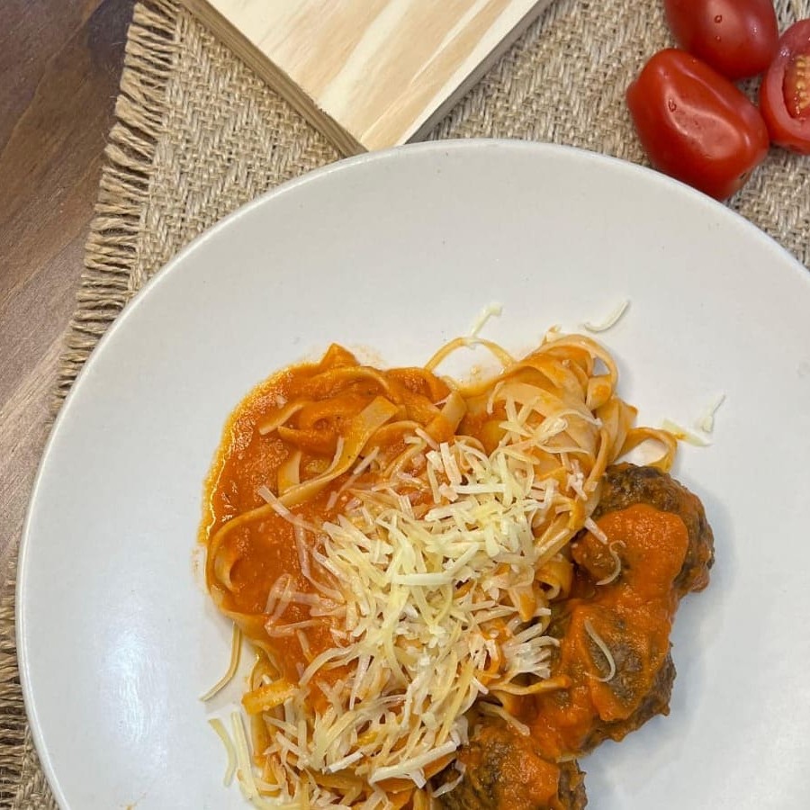 Almôndegas suculentas e bem temperadas, servidas sobre um fettuccine al dente, envolvido em um clássico molho pomodoro de sabor fresco e equilibrado. Finalizado com uma generosa camada de parmesão ralado, este prato combina simplicidade e sofisticação em cada garfada. #macarrão #gnocchi #bolonhesa #bolonhesa #massa #camarão #frango #carne #filé #mignon #molhobranco #molho #quatroqueijo #italiana