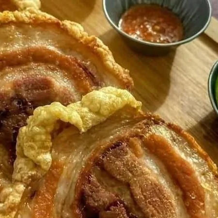 Porção de torresmo de Rolo super crocante 120g. Acompanha limão