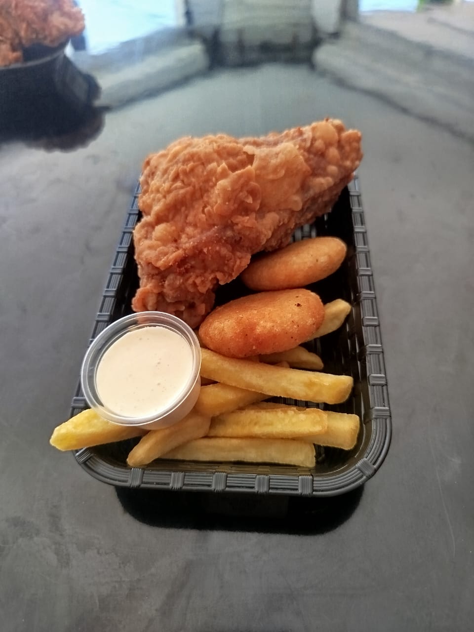 3 Contramuslos más Arepas y Papas