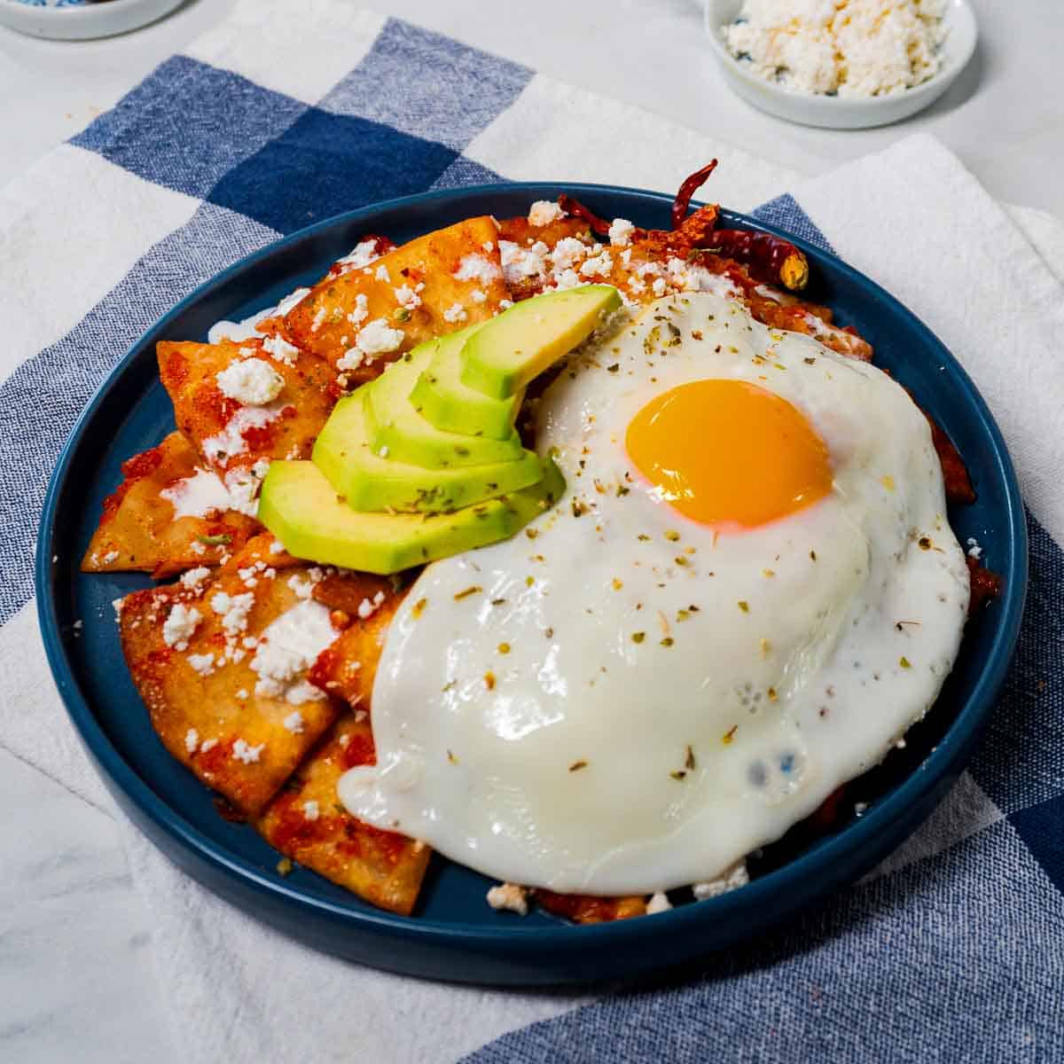 Combo: Chilaquiles con huevo revuelto + Café Latte