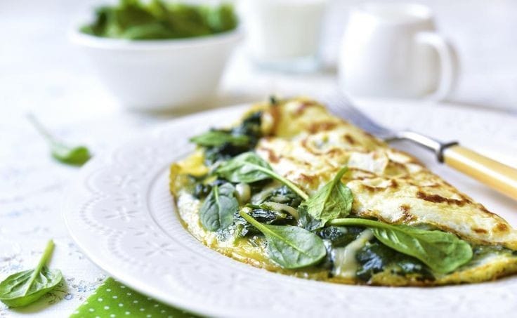 OMELET DE CLARAS CON ESPINACAS Y QUESO FRESCO