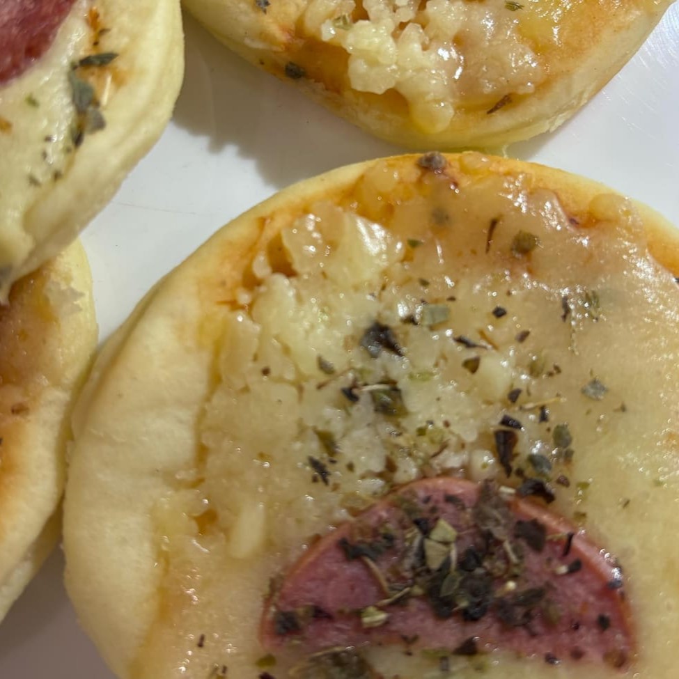 Massa crocante e recheio generoso. Feita com massa caseira, molho de tomate italiano. Só aquecer e saborear! #Trem Bão Marmitas & Congelados