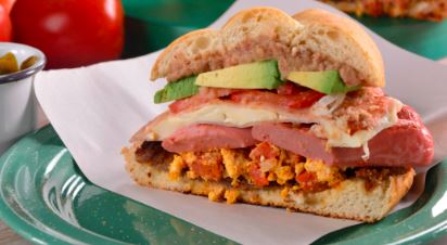 TORTA CUBANA MAS AGUA DE FRUTA