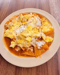 Chilaquiles Rojos con Huevo Revuelto