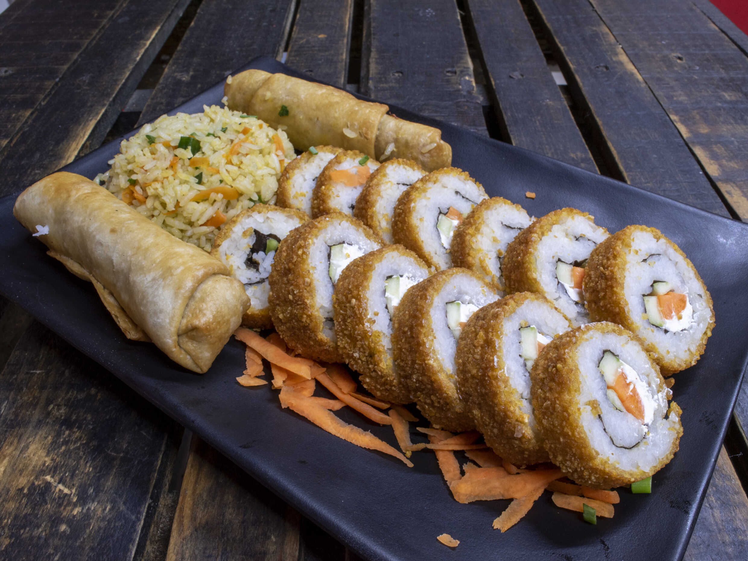 1 Sushi Empanizado + 2 Rollitos Primavera