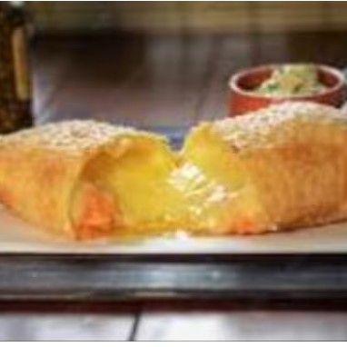 Massa de pastel frita recheada com mussarela, minas, Catupiry e cheddar.