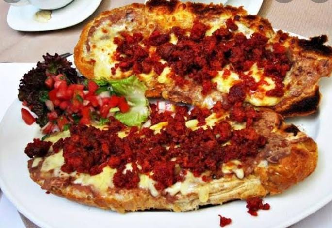 Molletes de Bistec con Chorizo