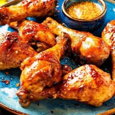 Nossas coxinhas muito bem temperada são a opção ideal pra quem precisa economizar. Vai servido com arroz branco, feijão preto, farofa temperada, macarrão e mais um complemento.