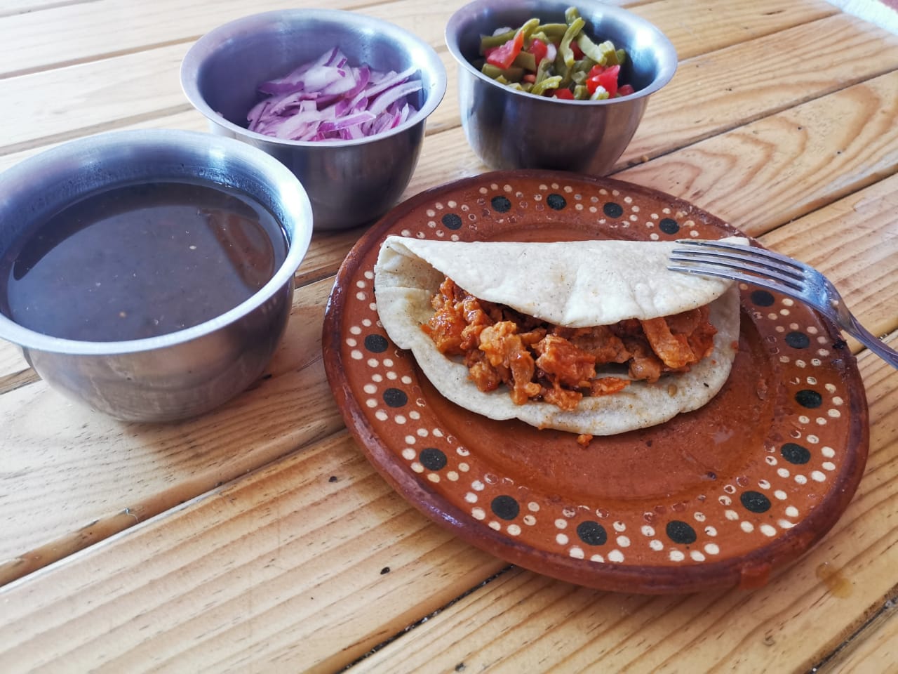 Taco de Chicharron en Salsa Roja