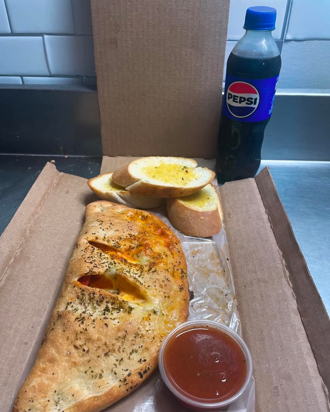 Combo Individual (Calzone+3panecillos+refresquito)