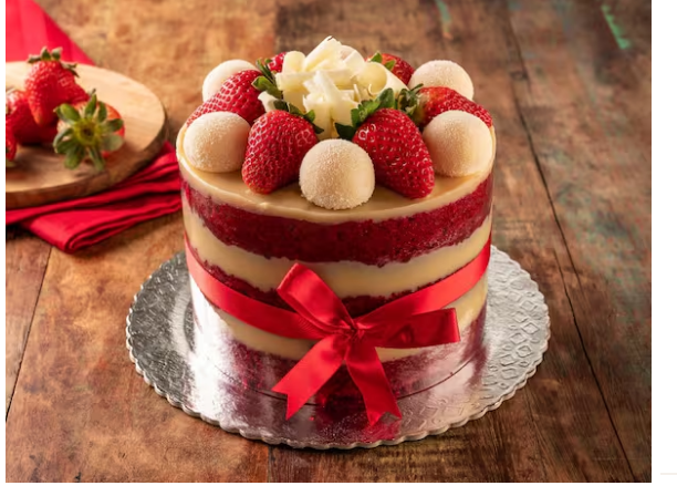 Massa red velvet molhadinha, com duas camadas de recheio de brigadeiro de Ninho e morangos picados finalizado com morangos inteiros e brigadeiro de leite Ninho e raspas de chocolate branco. Bolo com 15 cm de diâmetro por 10 cm de altura 12 a 15 pessoas.