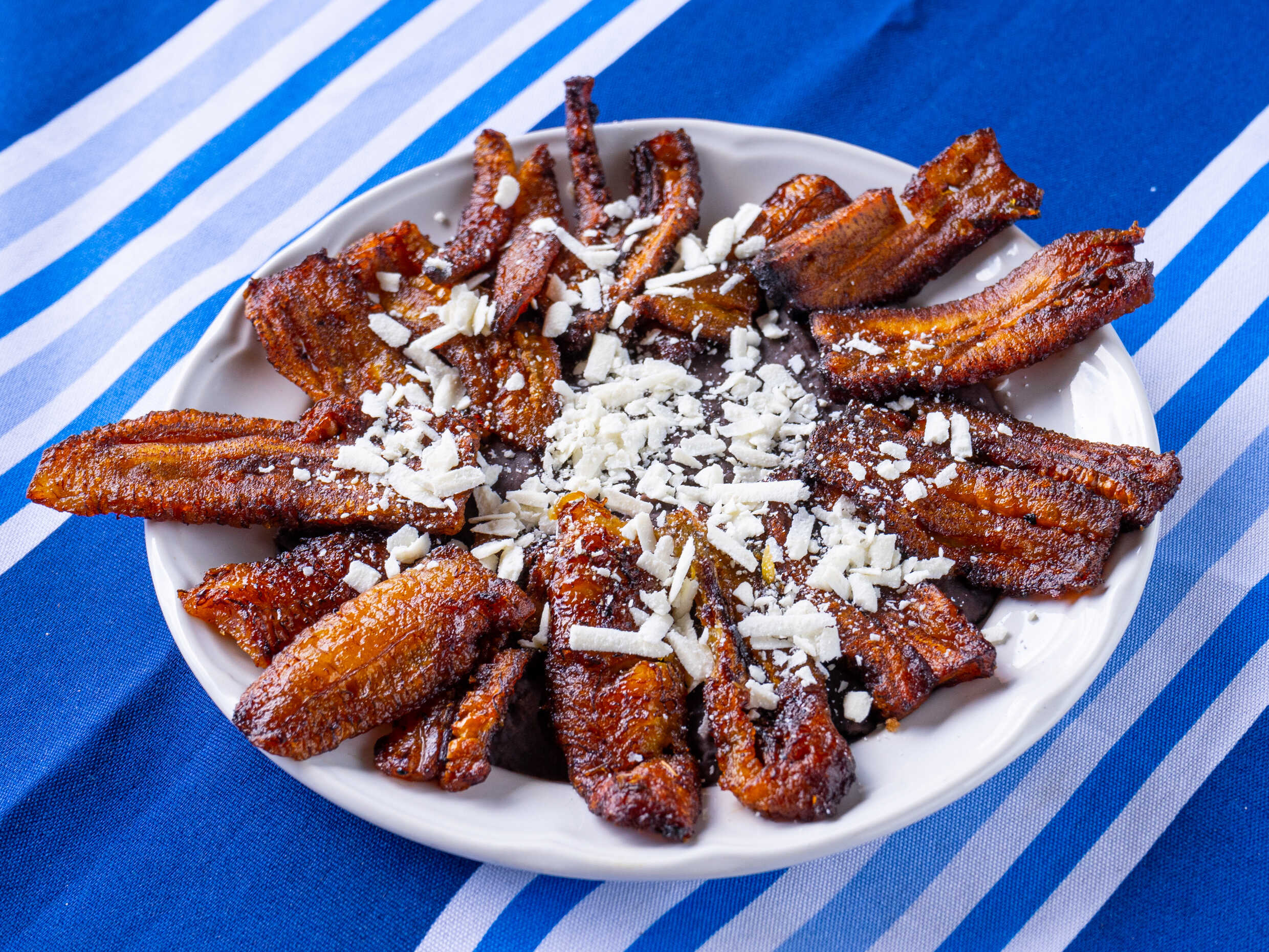 Plátanos Fritos con Frijoles