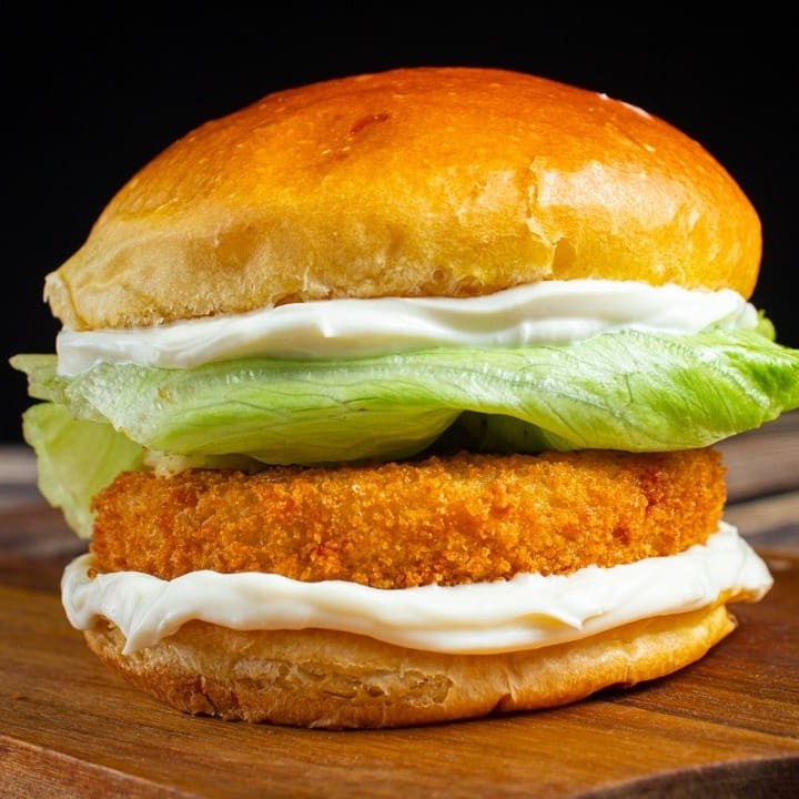 Delicioso lanche de frango com um Chicken Supreme Burguer de 120g, dentro de um pão brioche selado na manteiga, duas fatias de queijo cheddar, com a nossa maionese defumada especial e alface americana.