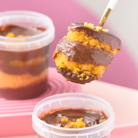 Massa fofinha de pão de ló sabor baunilha intercalada com brigadeiro cremoso de doce de leite artesanal e brigadeiro cremoso de Leite Ninho. Contém 180 ml.