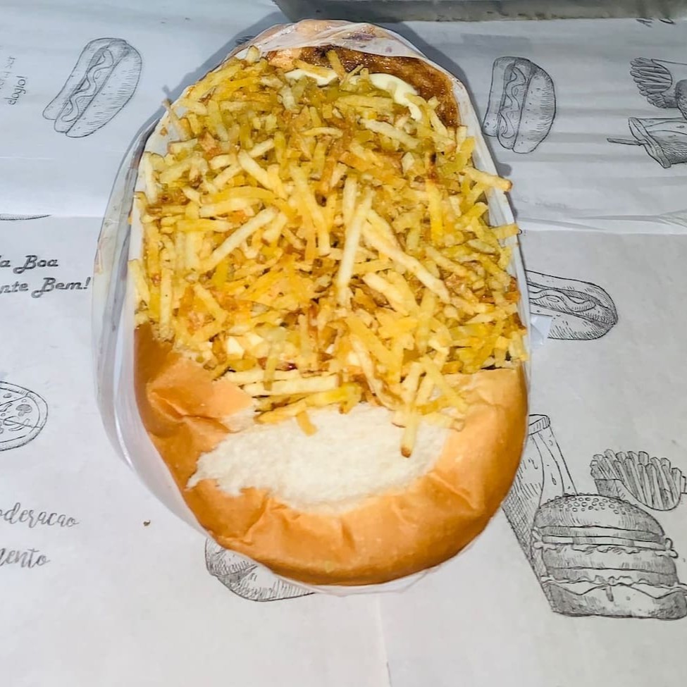 Pão, 3 carnes, 3 ovos, cheddar cremoso, queijo mussarela, bacon, calabresa, ketchup, maionese e batata