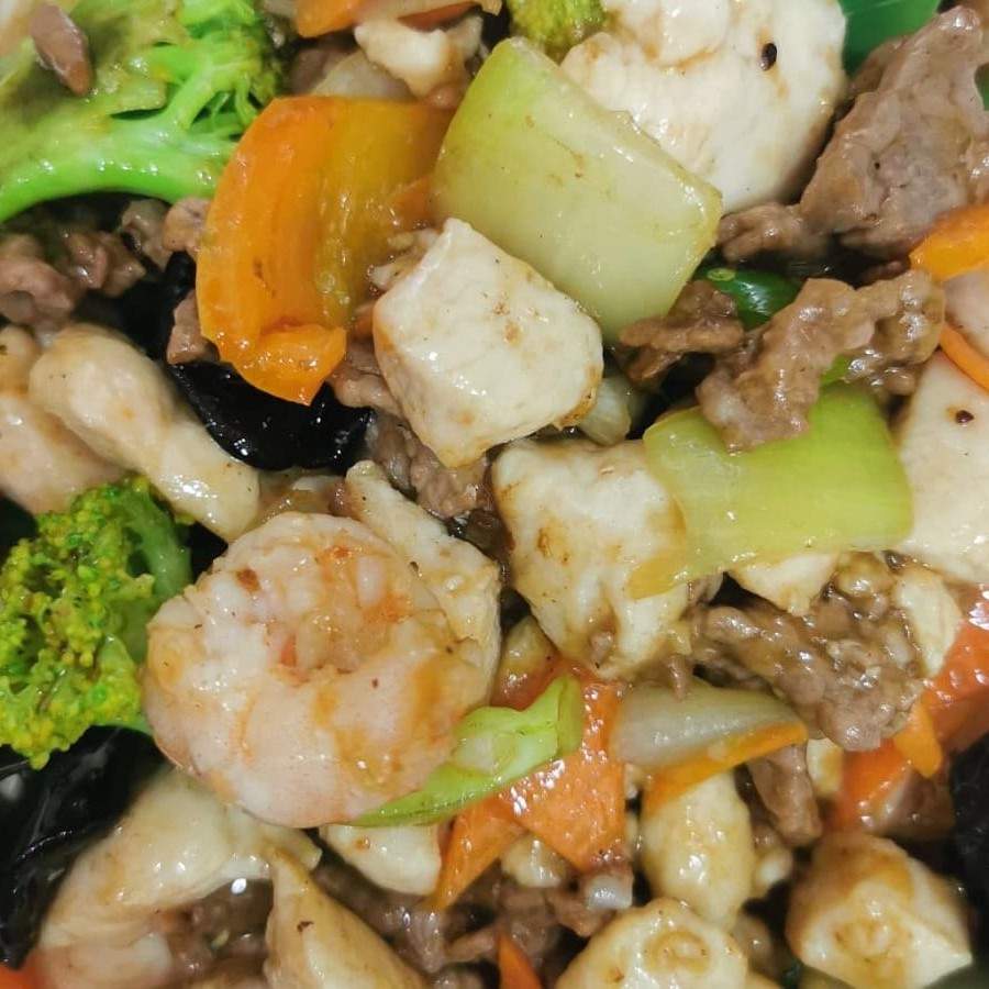 Preparado com carne, frango, camarão e verduras