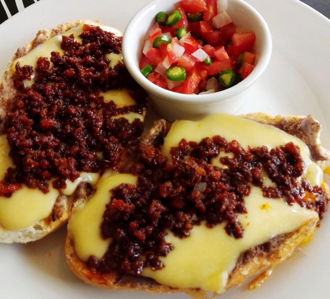 Molletes de Chorizo con Manchego