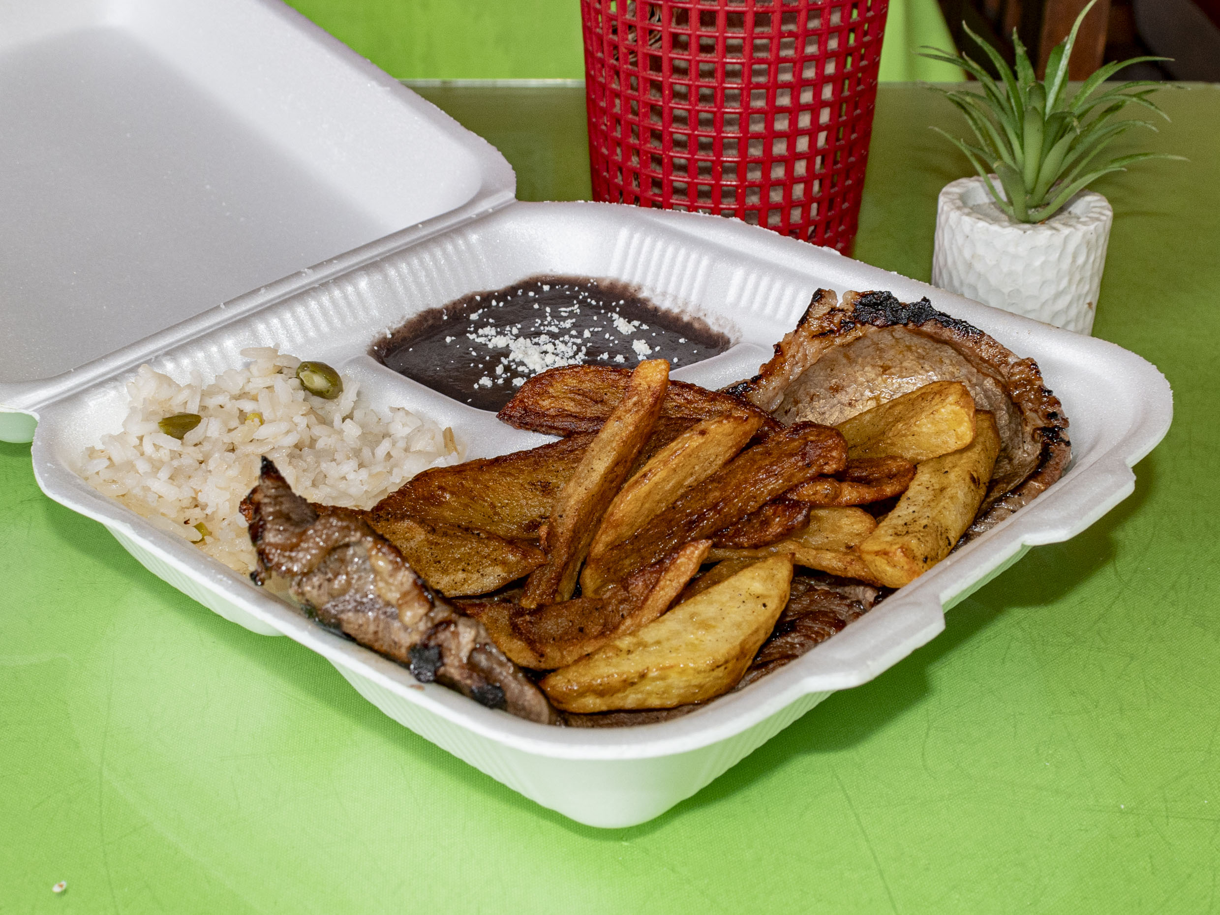 Carne Asada con papas a la francesa.