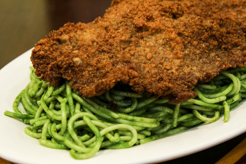 Tallarín Verde con Bistec Apanado